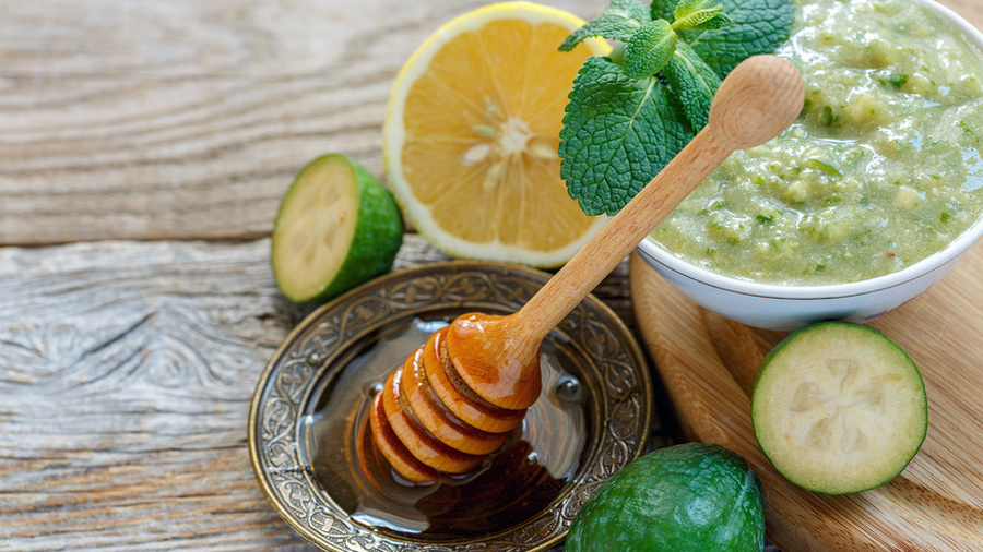 Feijoa with honey and lemon