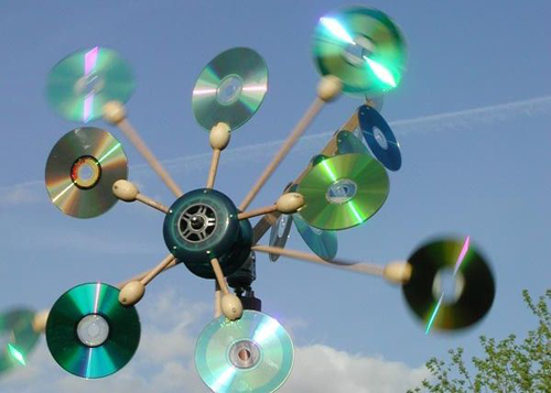 Rotary wheel made of discs for scaring away birds